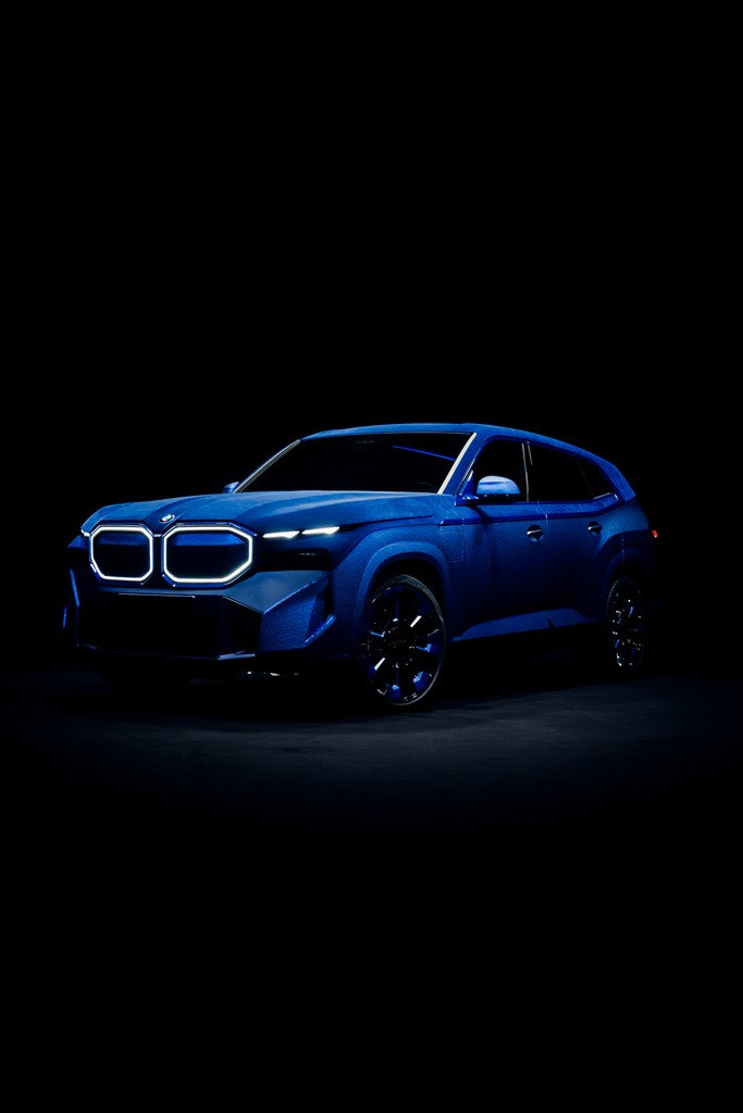 Three-quarter front view of a blue BMW XM
