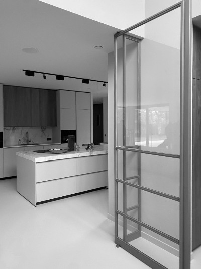 Moderne uitbouw in stucwerk en hout