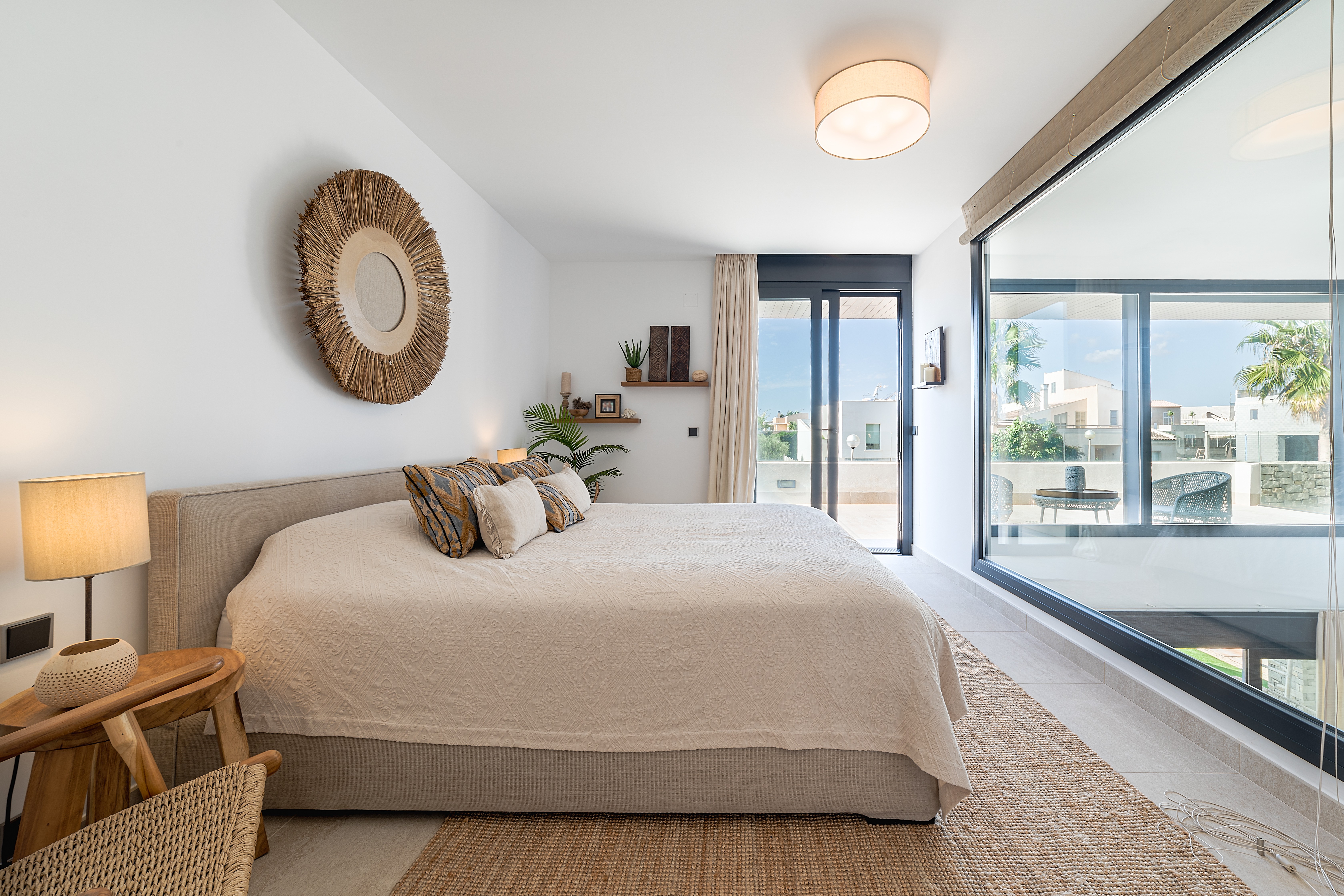 Schlafzimmer der Villa in Sa Ràpita mit Blick Richtung Küste, Naturmaterialien und ruhiger, heller Gestaltung