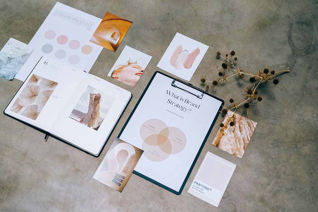 Moodboard créatif pour une stratégie de marque, avec photos, échantillons de couleurs douces et diagramme “What is Brand Strategy?”, tons beige et rose pâle.