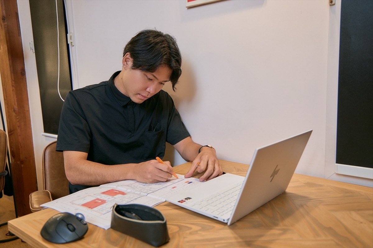 図面をチェックする施工管理グループ瀧澤