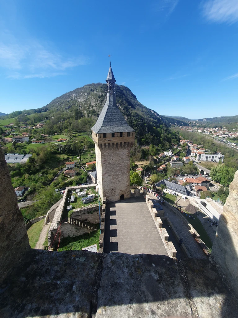 Photo de l'une des tours du château de la ville de Foix