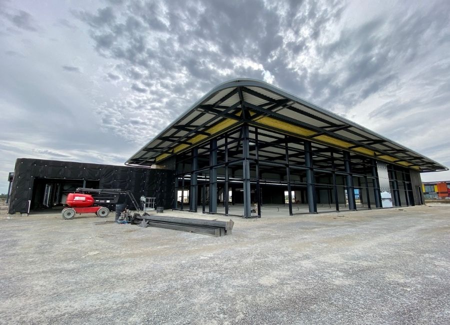 Charpente métallique en cours d’assemblage sur un chantier de construction industrielle.