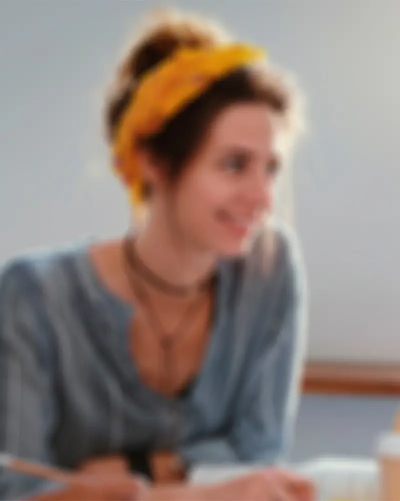 Záběr na usměvavé tváře lidí v přátelském rozhovoru, symbolizující lidský přístup, otevřenost a pozitivní energii týmu.