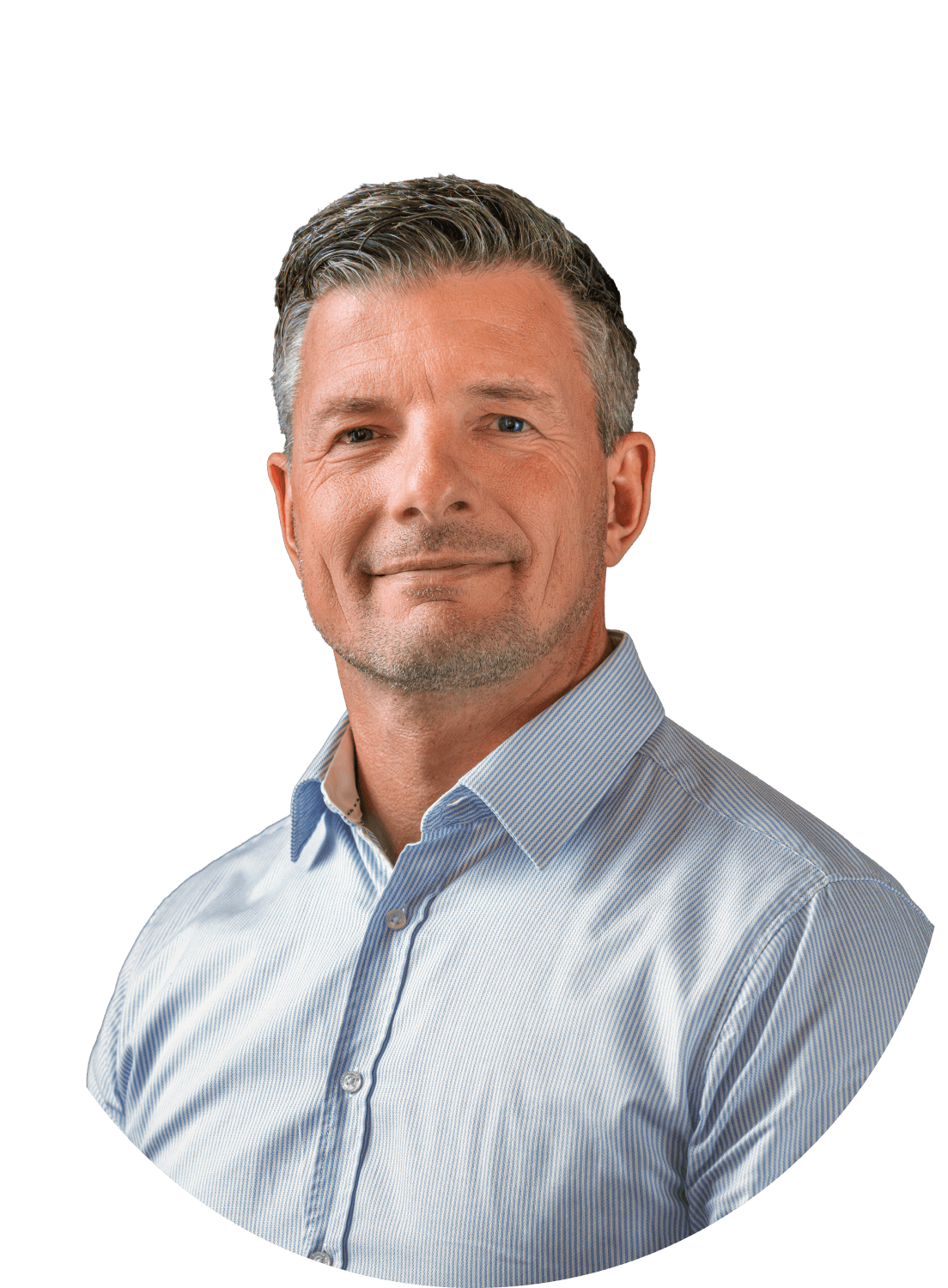 Mann mit grauen Haaren trägt ein hellblaues Hemd mit Knöpfen