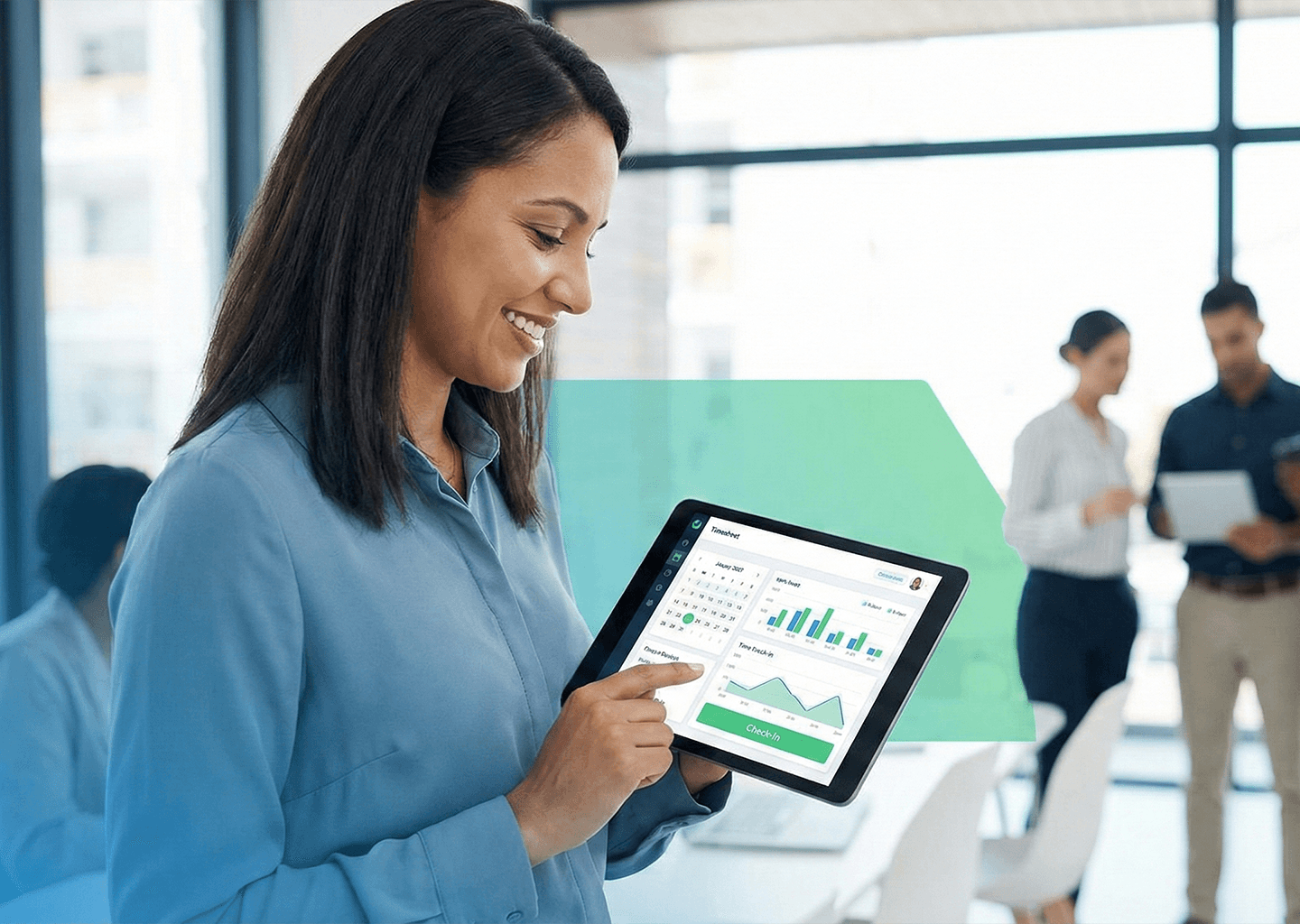 una professionista che utilizza un'interfaccia digitale per il monitoraggio del tempo in un ambiente di lavoro moderno, luminoso e positivo.