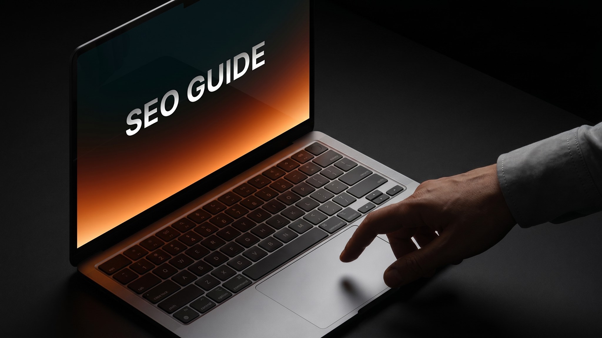 Tens razão. Melhor:  Laptop screen showing an SEO guide template for improving website structure, content and search visibility.  Ou mais específico para a página:  SEO guide template shown on a laptop, created to help improve website content, page structure and search visibility.