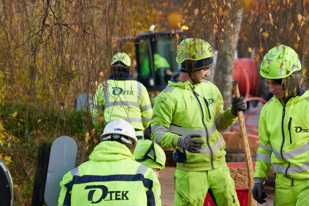 OTEK A/S entreprenør medarbejdere i grøn arbejdstøj