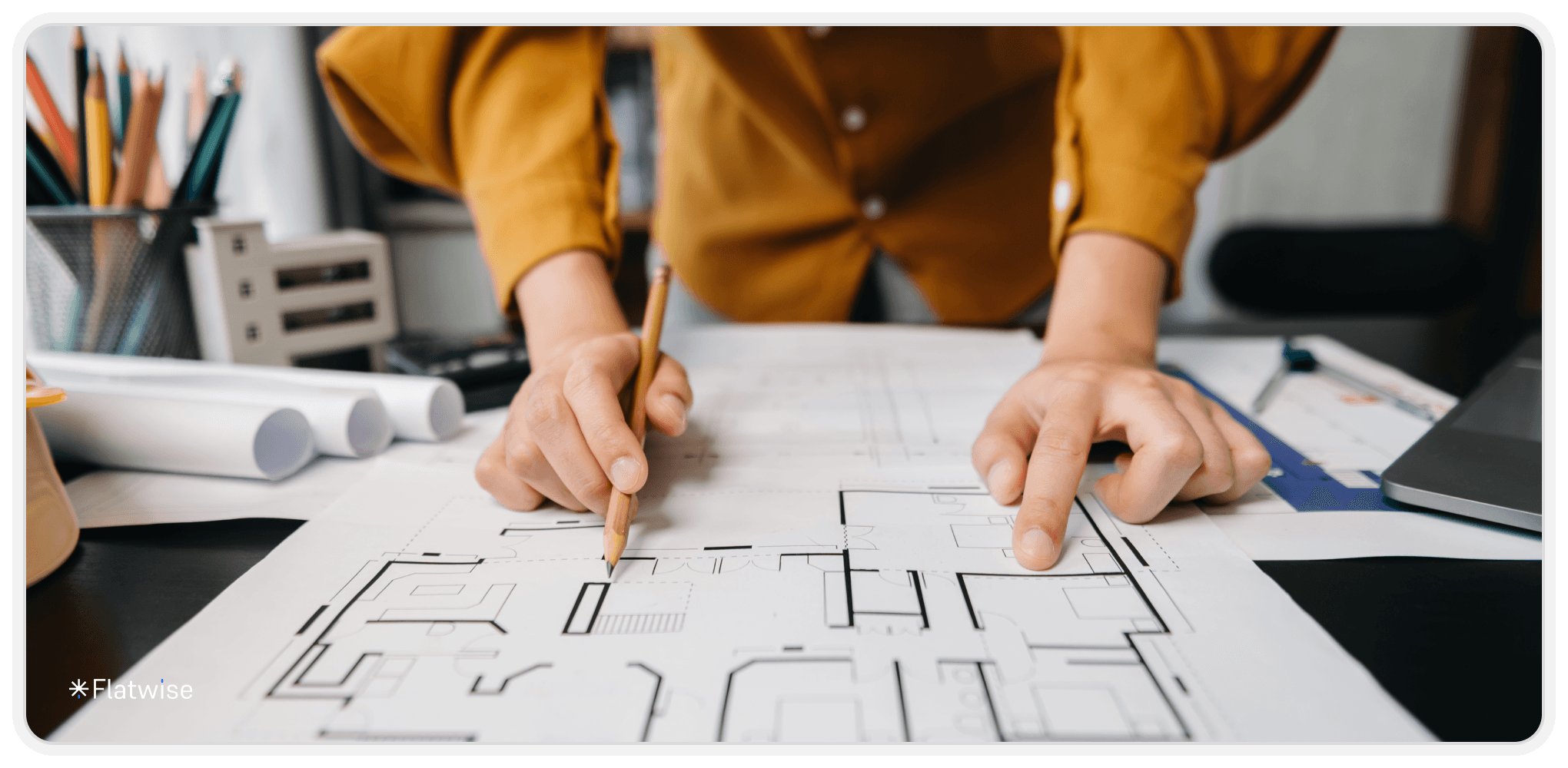 Bild von einer Person die vor einem Grundriss steht