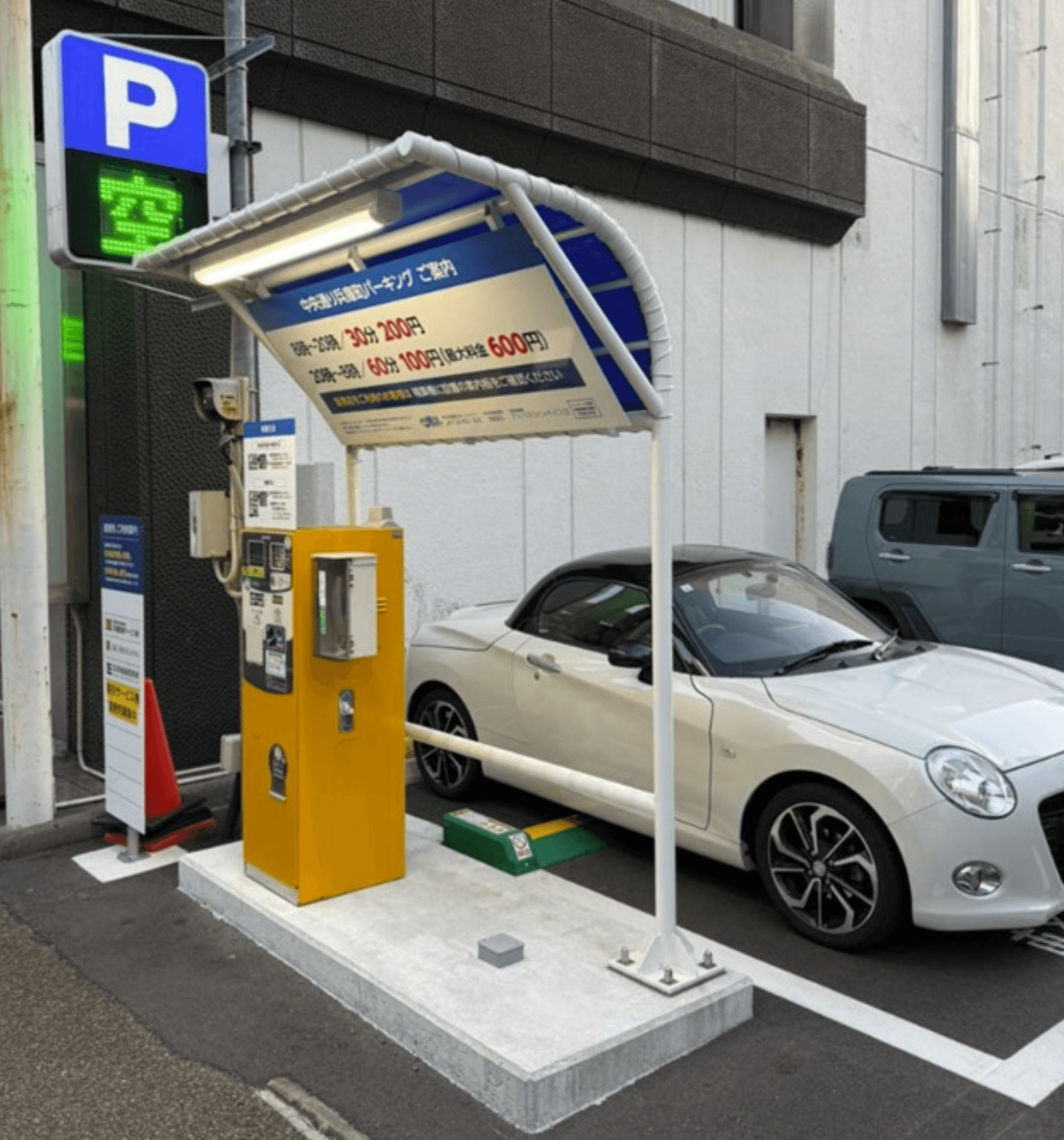 Parking lot in Japan that uses the locking plate