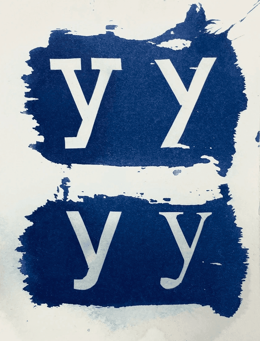 : Blaudruck-Design mit Times New Roman Buchstaben: Spiel mit Positiv- und Negativformen in der analogen Fotografie.