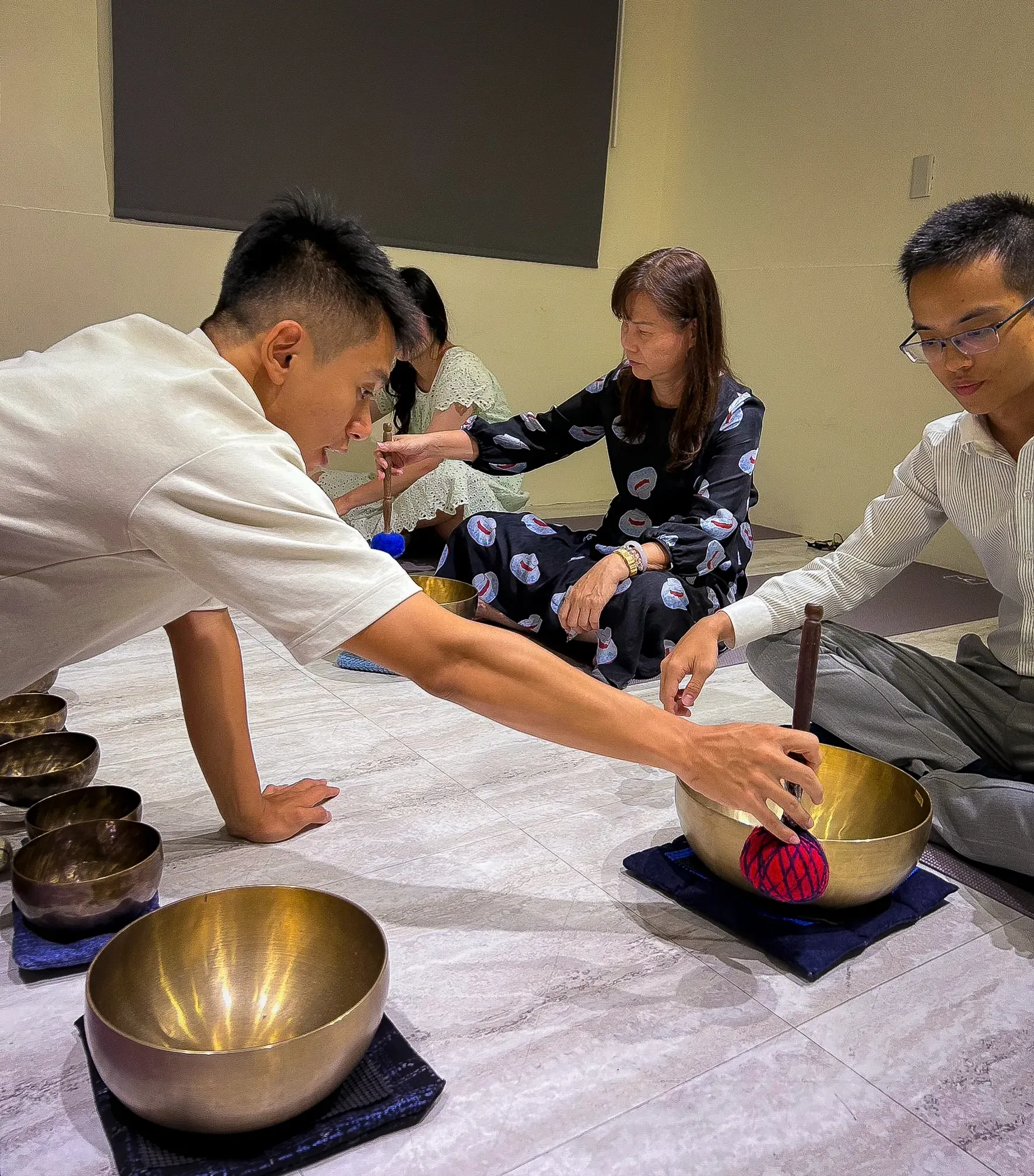 位於台北的頌缽音療工作坊,由專業引導師親自進行教學,現場提供團體課程體驗,亦歡迎企業或親友包班參加。