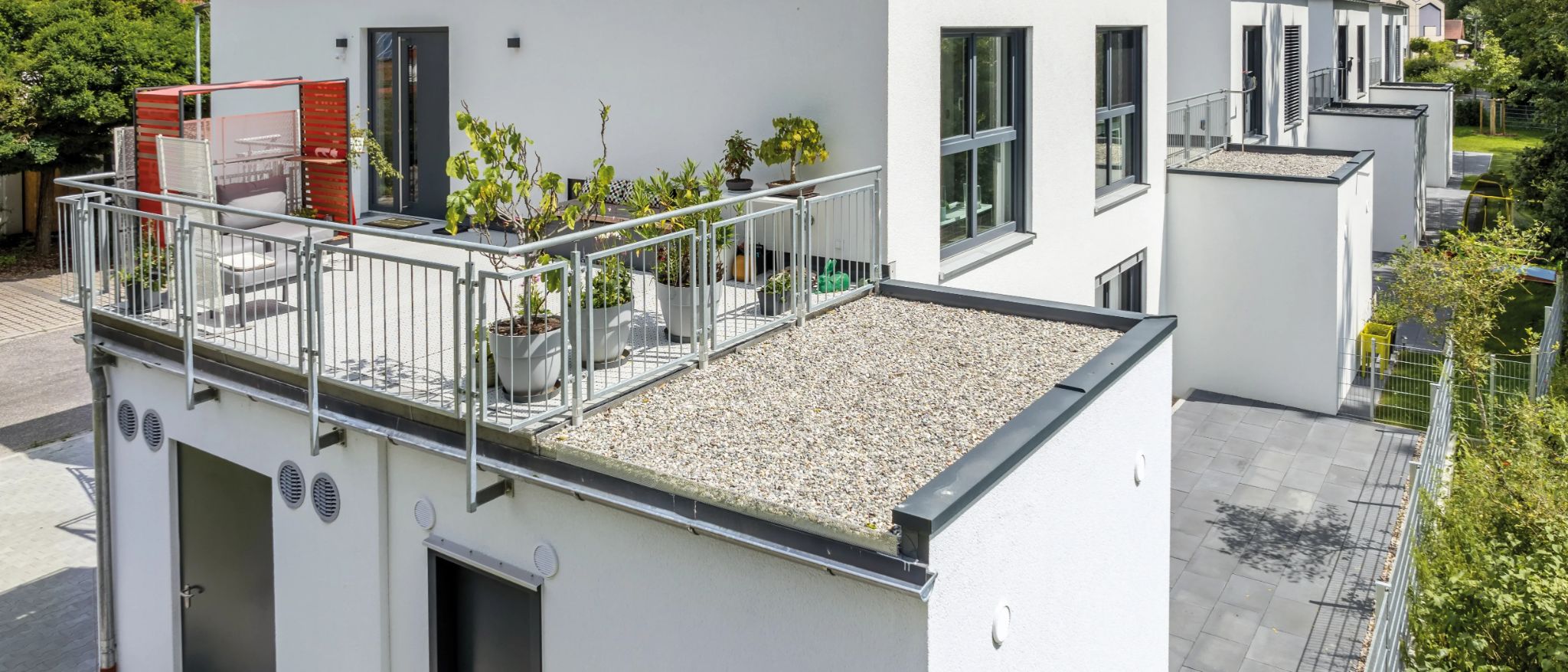Blick auf Balkon der Stadthäuser Uttenreuth.