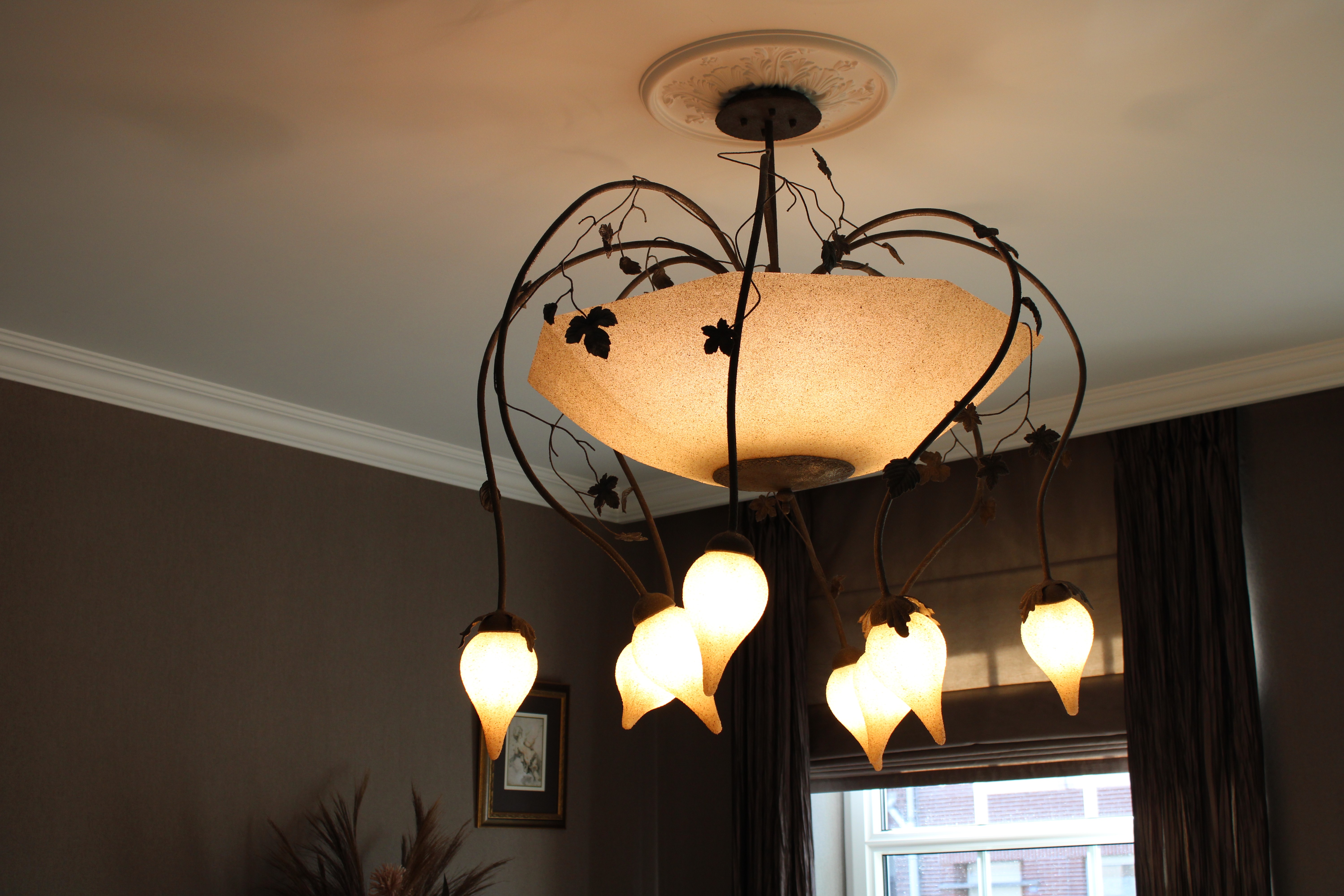 Maatwerk hanglampen in clusteropstelling van Bellini Lighting met warme verlichting in een interieur