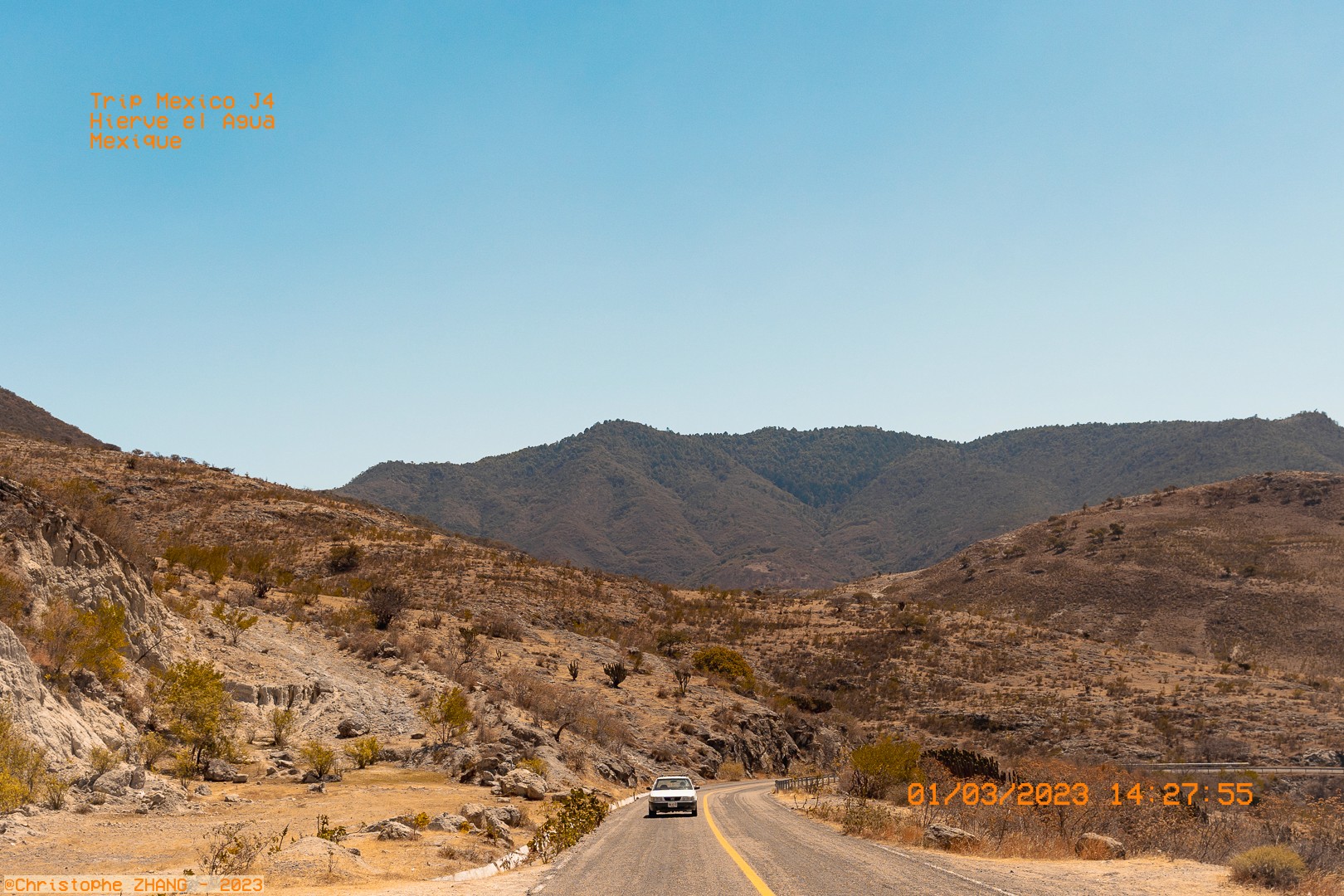 Route sinueuse vers Hierve el Agua, reliefs arides d’Oaxaca  