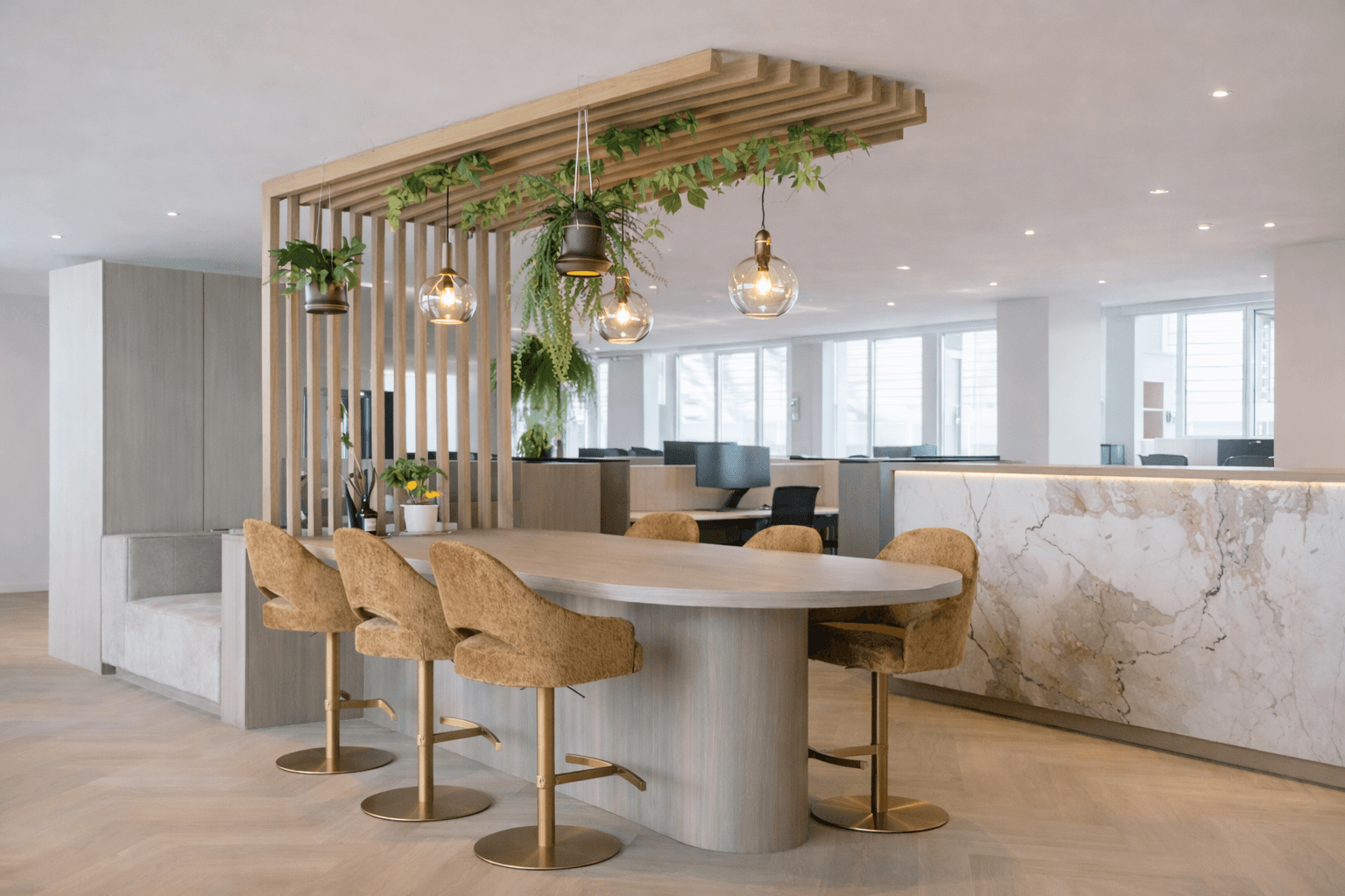 Aménagement intérieur d'une pâtisserie à Bordeaux – vitrine réfrigérée éclairée, comptoir cannelé blanc, espaces lumineux et optimisés