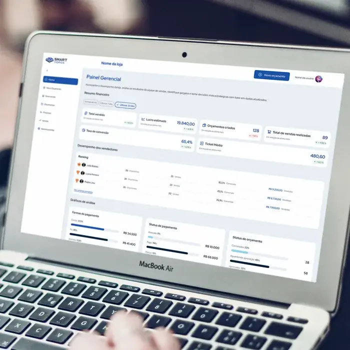 Close de uma pessoa usando o notebook e operando o Smart Vidros, sistema Saas ao qual eu fiz o redesign