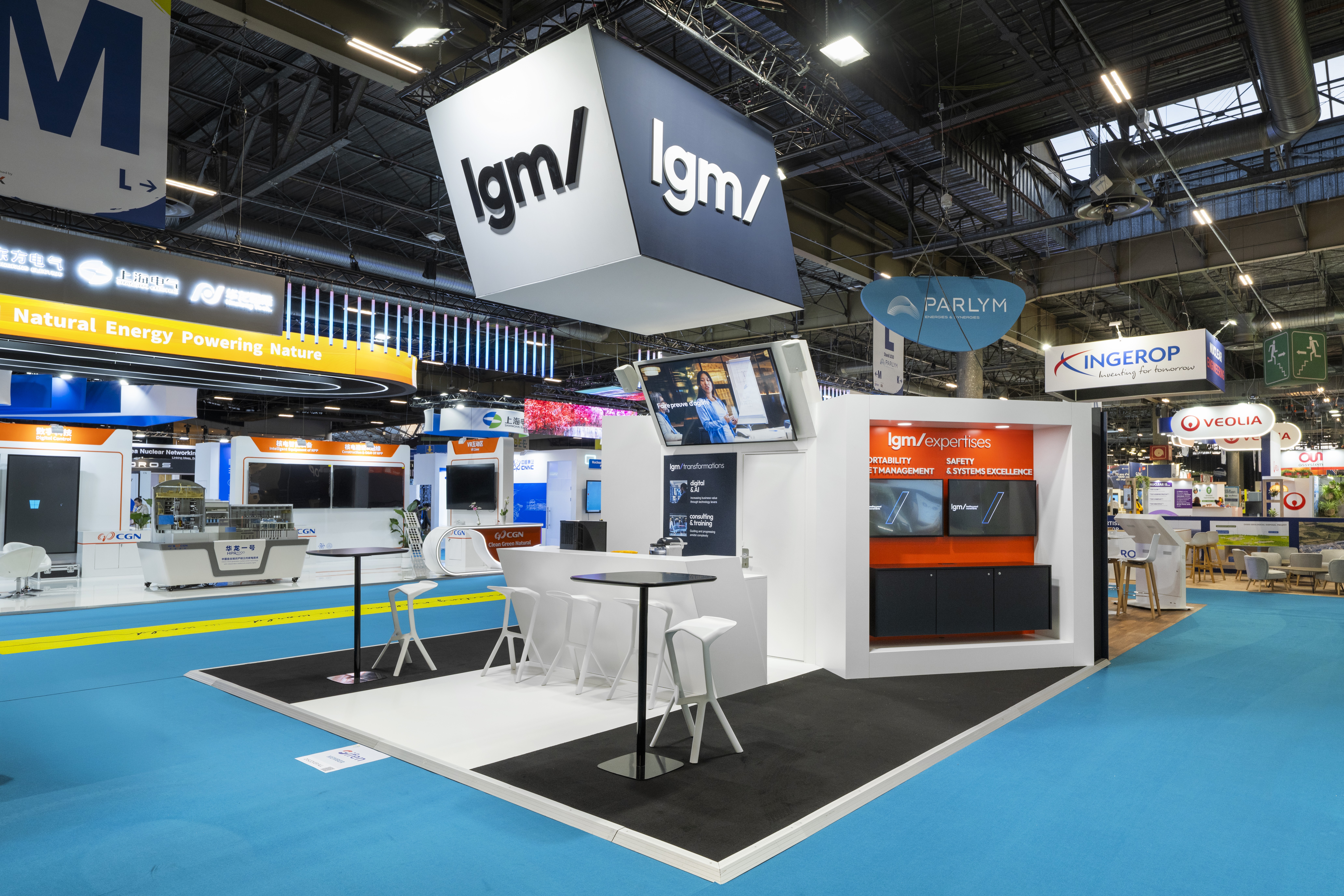 Stand LGM WNE Paris 2025 conçu par Expace – vue trois quarts du stand ingénierie nucléaire avec signalétique grand format, zone produits et espace échange salon international