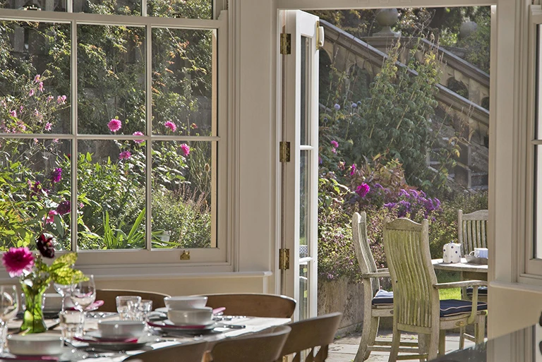 Hartingtons Heritage Tours hotel, Darley House, relaxing dining room