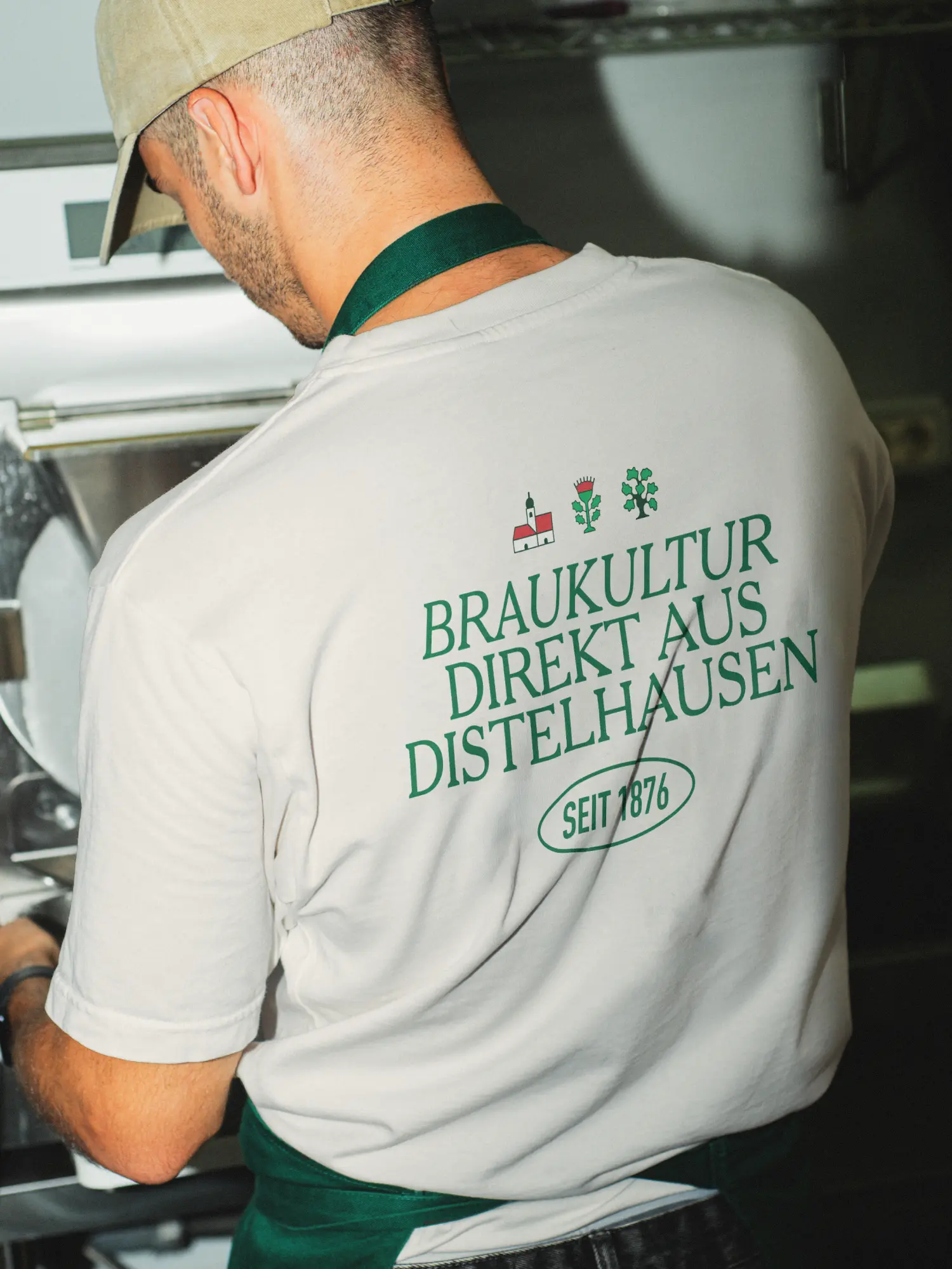 Brauereimitarbeiter mit weißem Shirt und dem Aufdruck Braukultur direkt aus Distelhausen