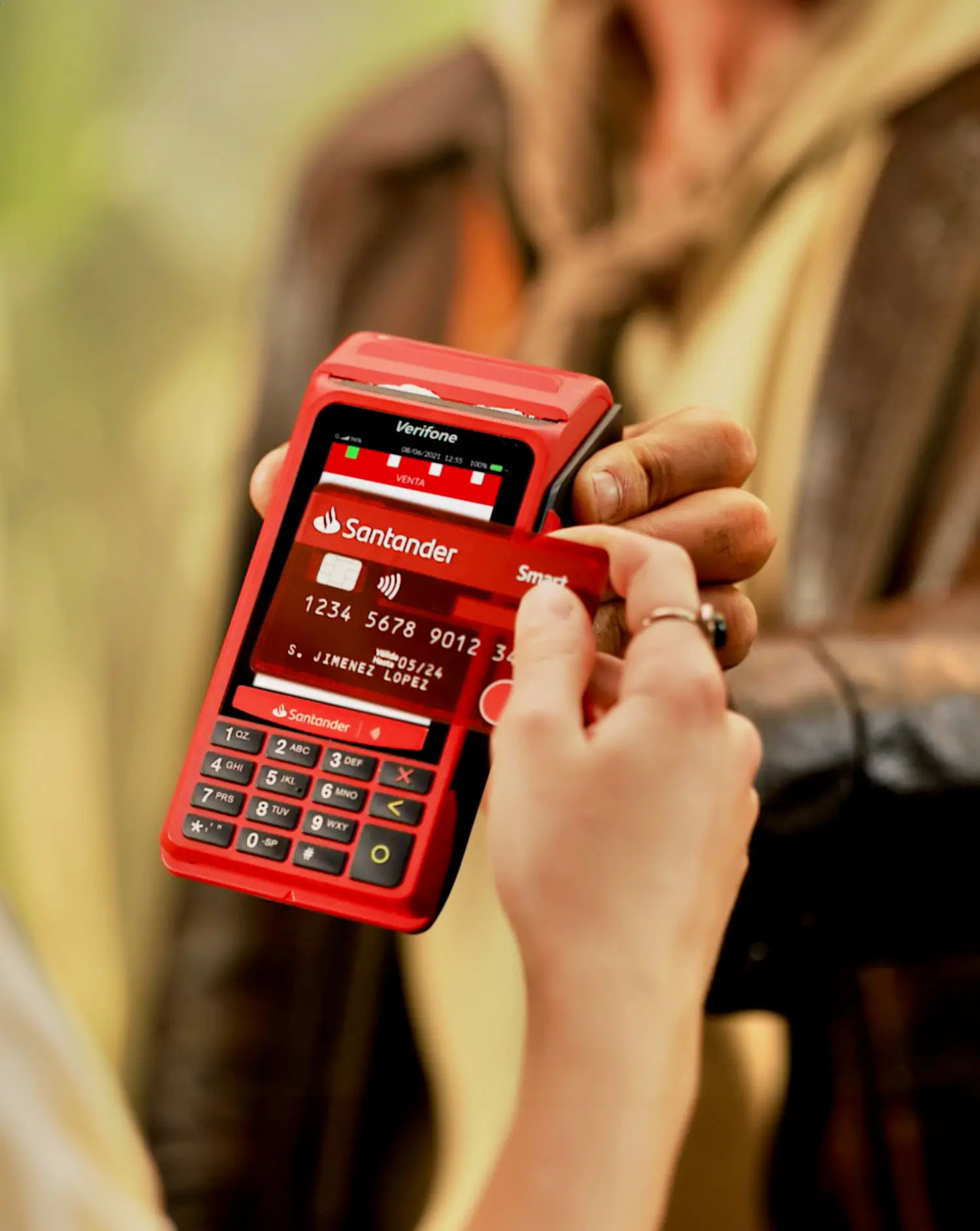 Portfolio Thankium: Pago con tarjeta contactless en terminal roja.