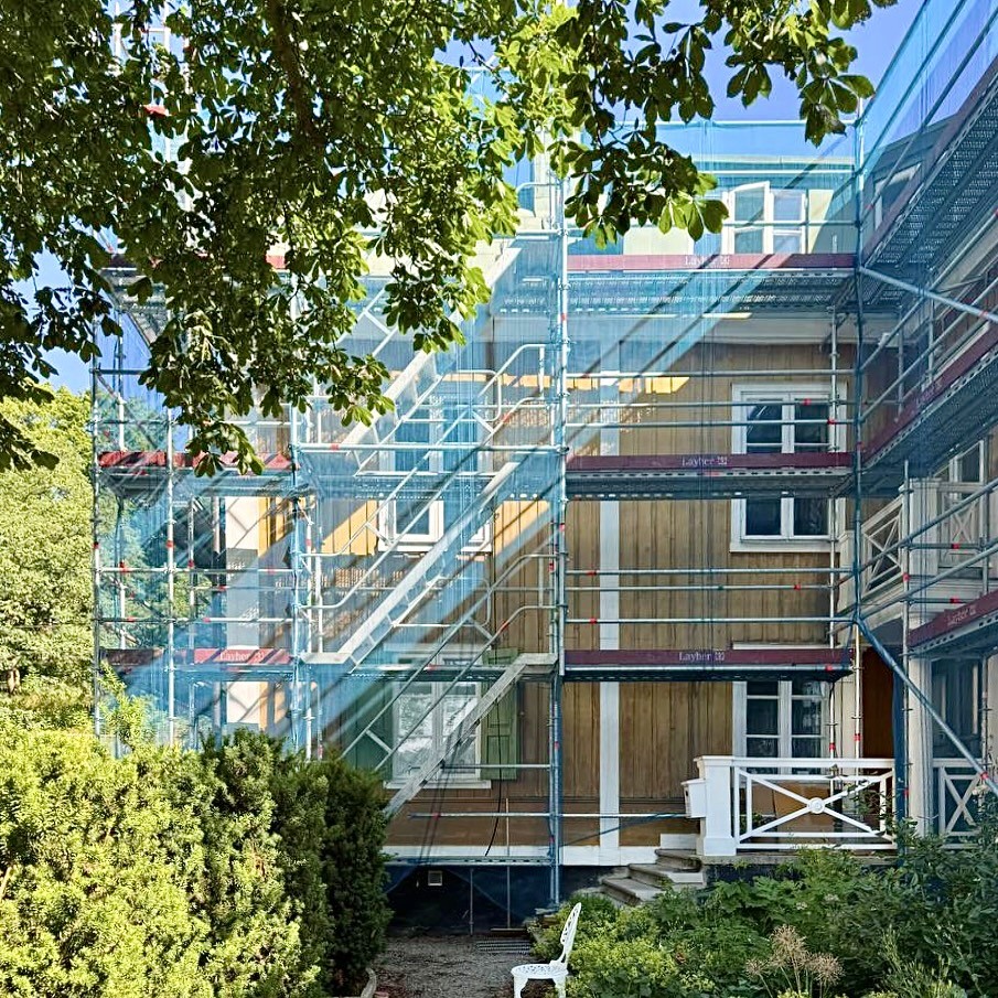 Byggnadsställning runt villa på Djurgården
