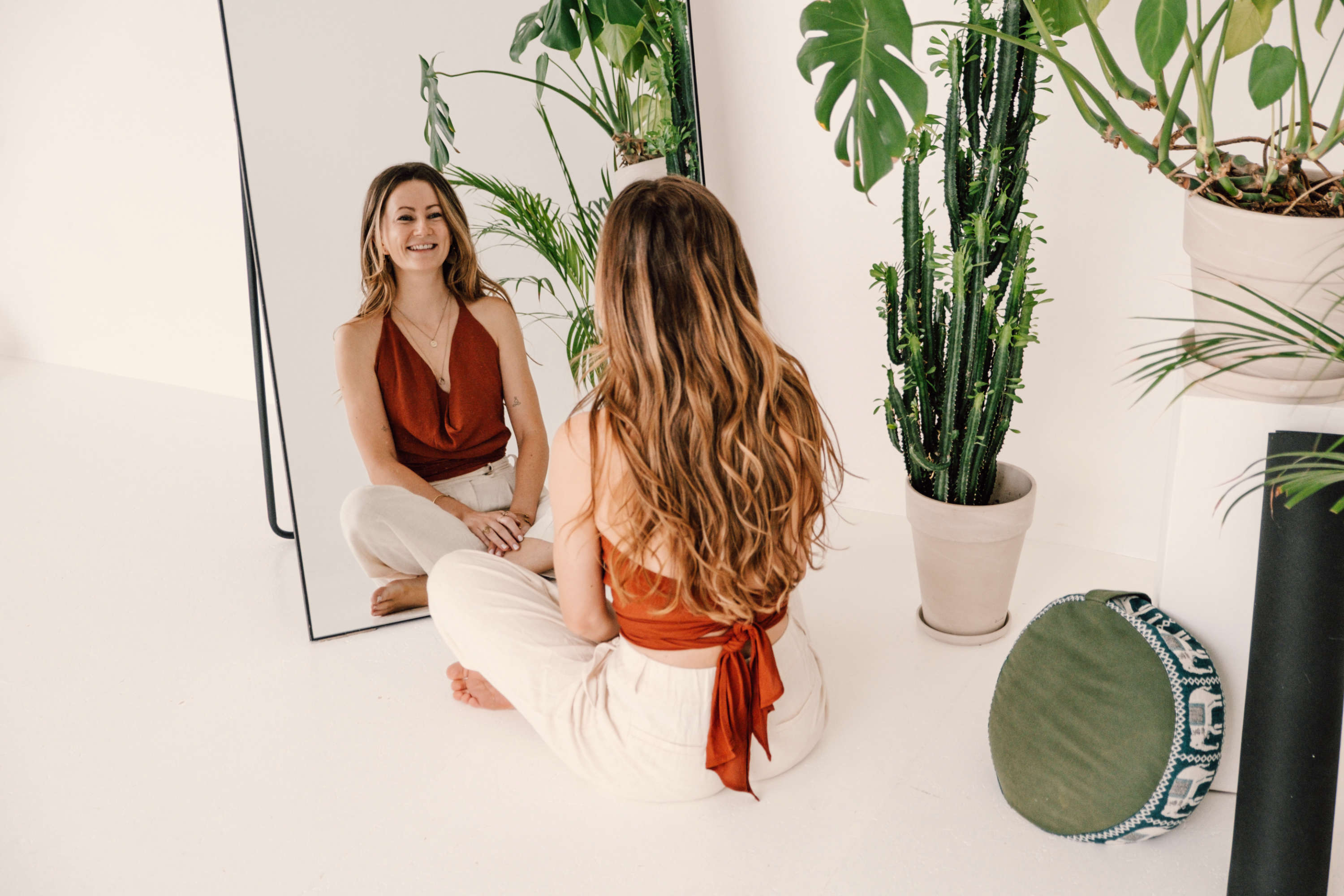 Franzi sitzt vor Spiegel