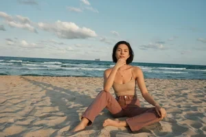 Dans le lookbook de la marque Danoise Another Aspect, le mannequin porte un costume gris et une chemise blanche