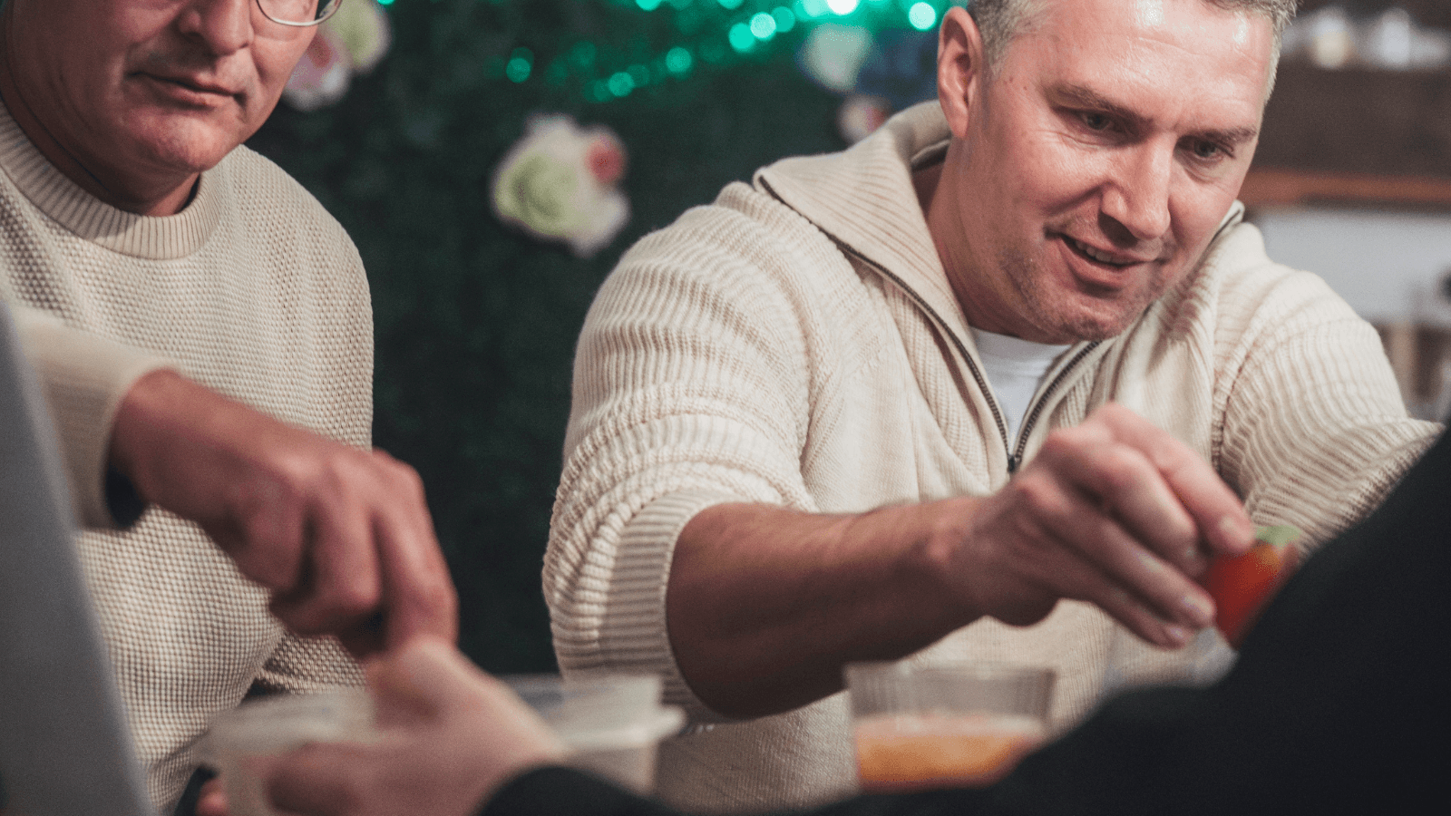 Teilnehmer mixt eigenen Cocktail im SAPOORI Einzelbucherkurs in Frankfurt, aktives Mixen mit Anleitung.