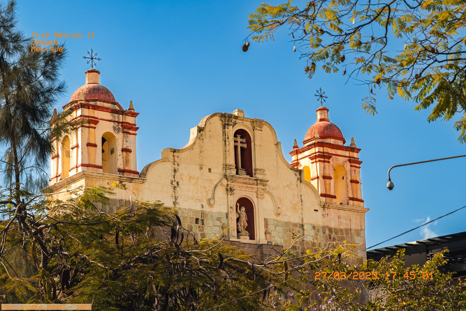Clocher d'une église historique de Oaxaca, Mexique, baigné par la lumière du jour.