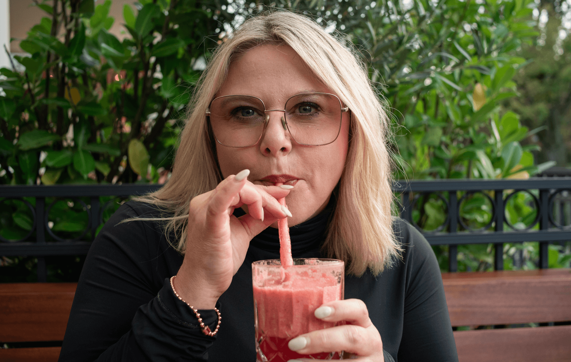 Portrait von Bettina im Café