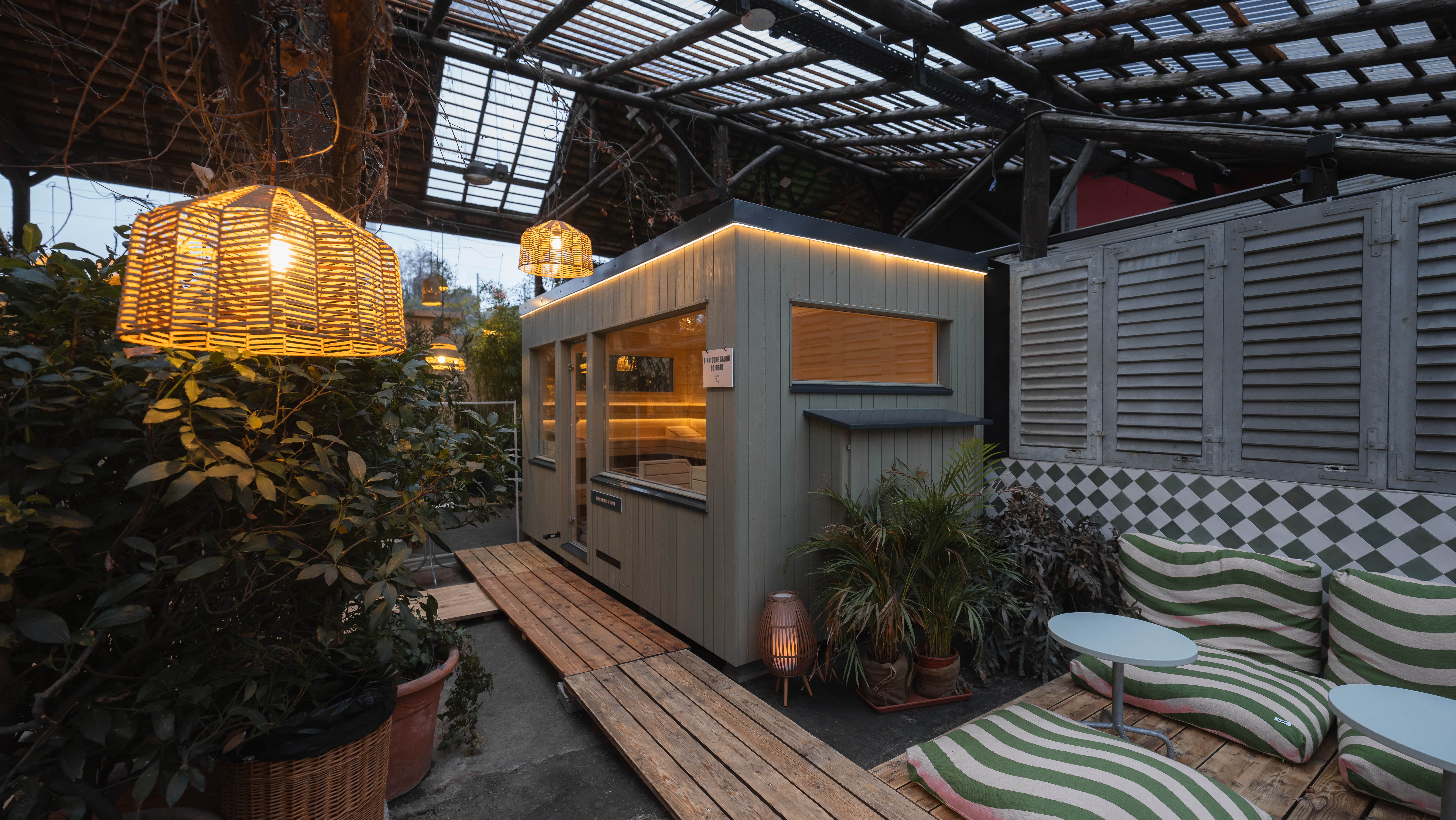 Grosse Sauna von der Seite fotografiert