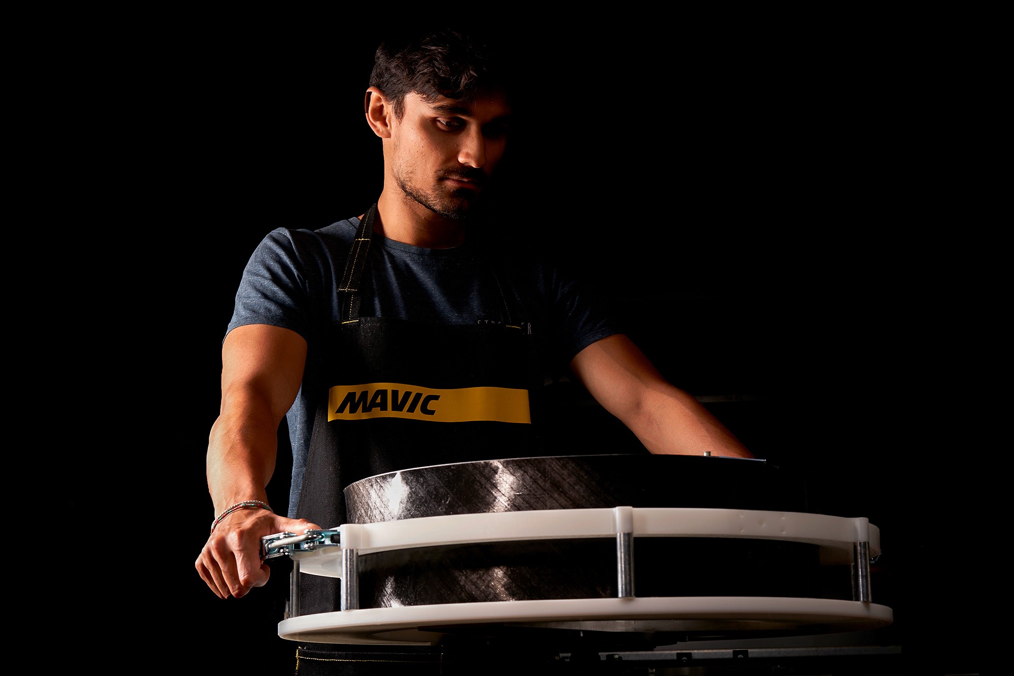 photographie reportage métier homme fabricant roue vélo carbone 1