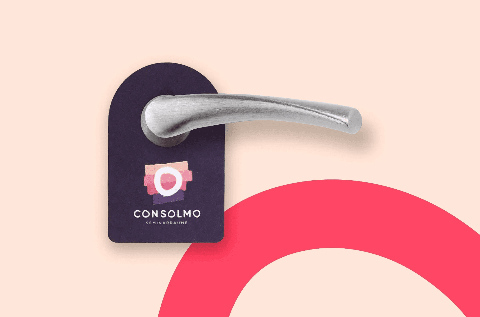 Türanhänger mit Consolmo Branding an Türgriff als physisches Markenelement