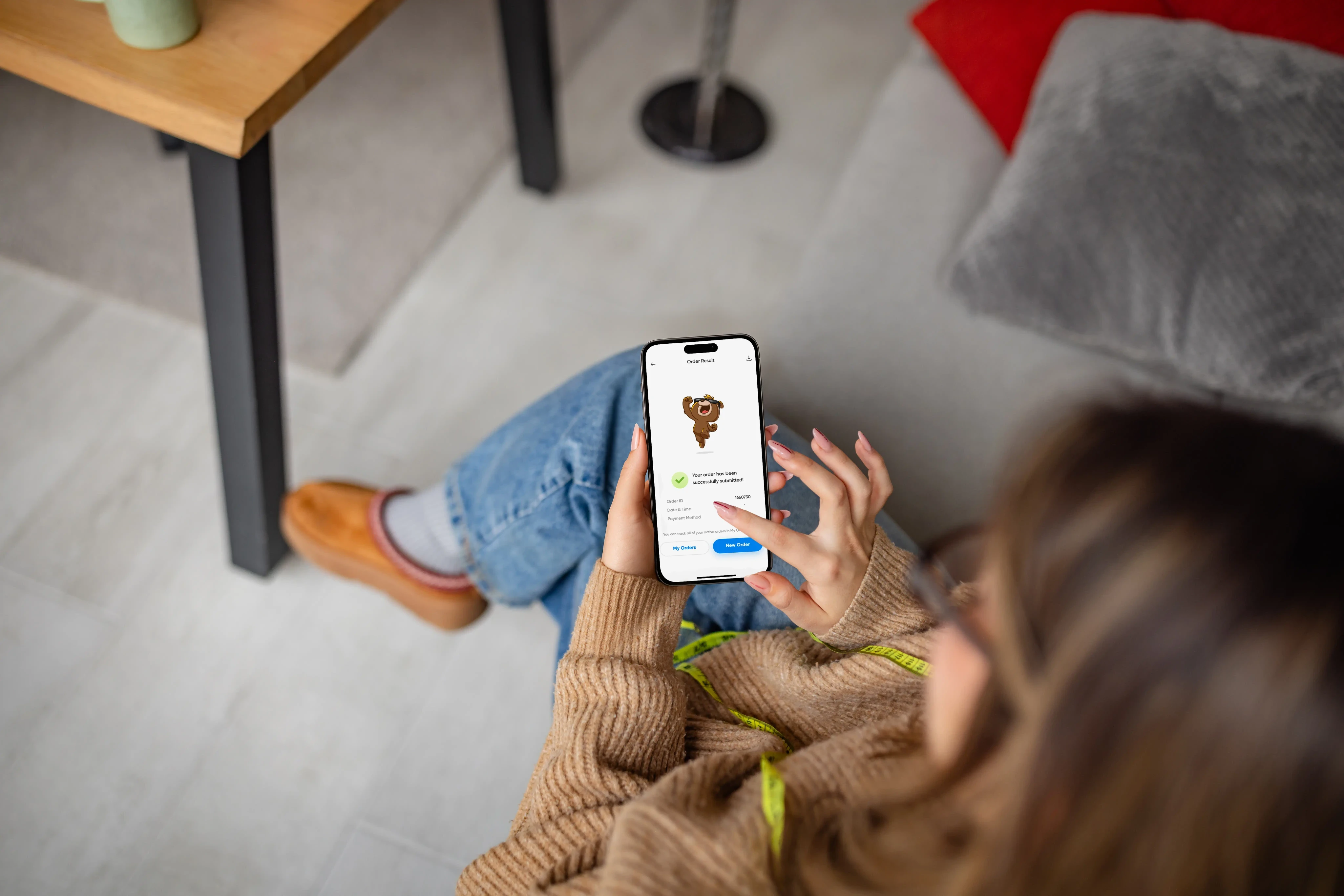 يتصفح المستخدم تطبيق دبدوب للهواتف المحمولة الذي طورته نيزك