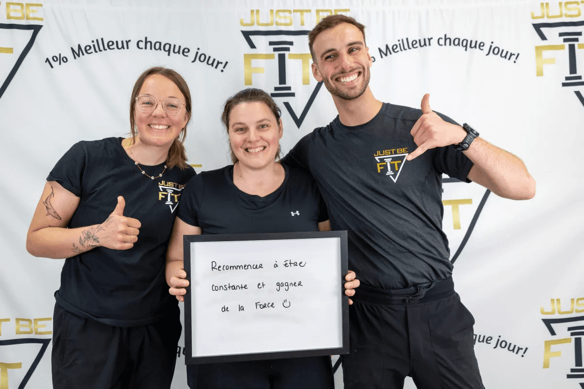 Camille Landry et Étienne Gillard avec une cliente fière d'avoir retrouvé sa constance et gagné de la force.