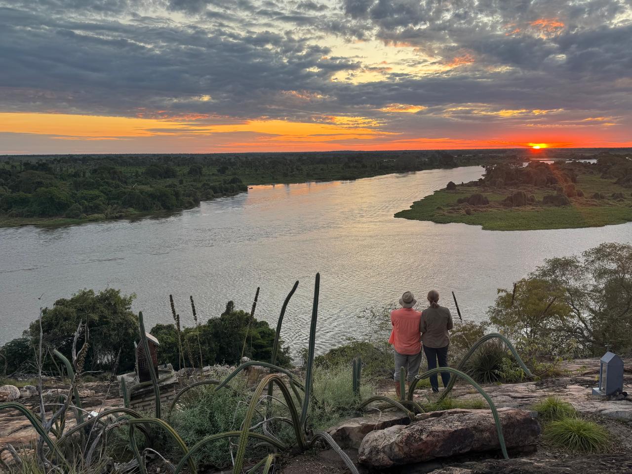 Die ersten Gäste dieser Saison beim wunderschönen Sonnenuntergang am Rio Paraguai
