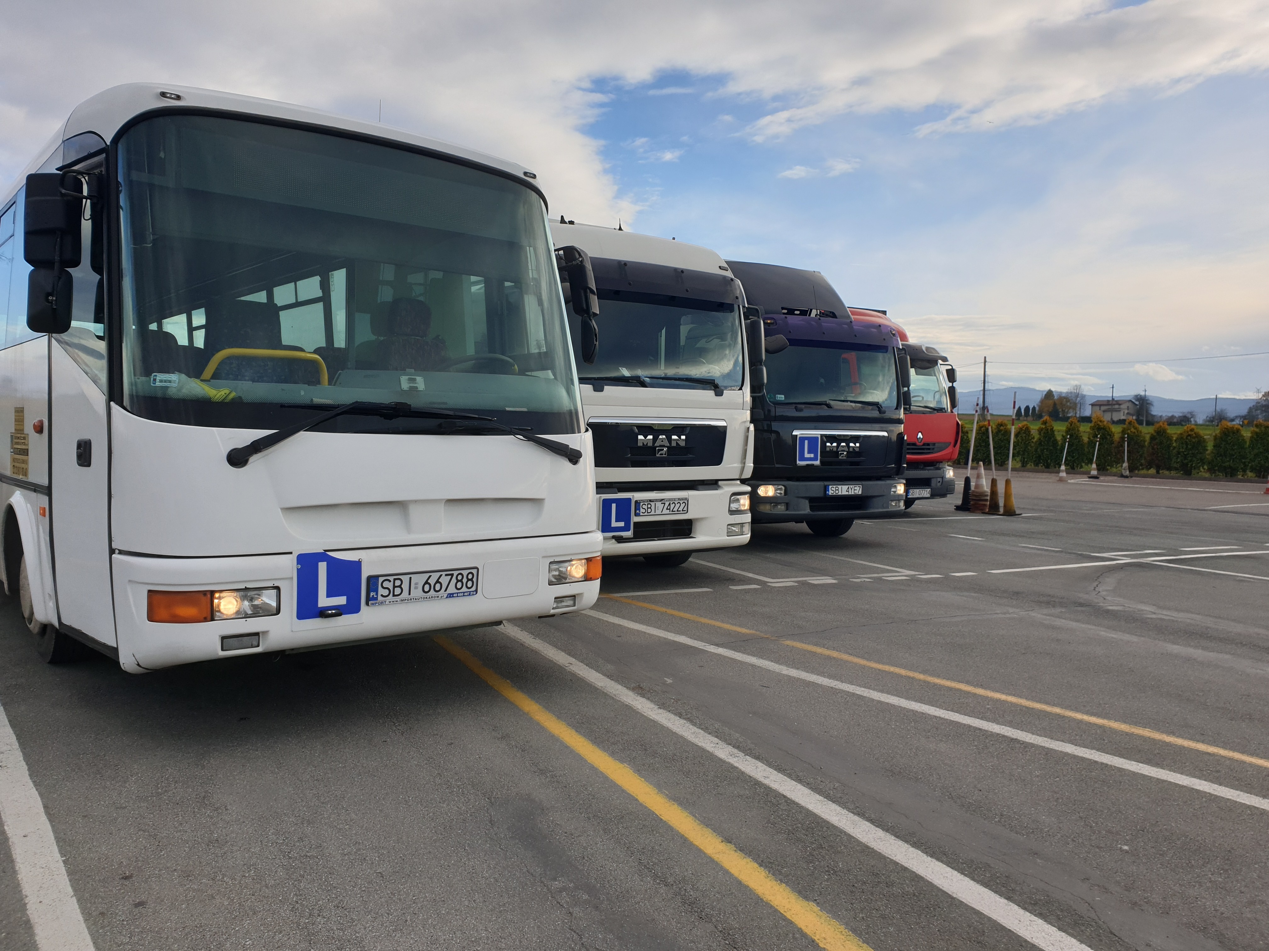 Nowoczesne samochody i pojazdy szkoleniowe CKZ Cypcer, które umożliwiają naukę jazdy na różnych poziomach zaawansowania.