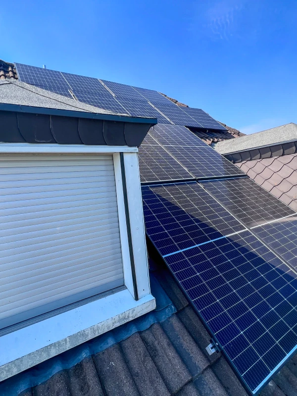 Fertig montierte Photovoltaikanlage auf dem Dach von Eigentümer Axel Stuhlreiter- Fensterseite