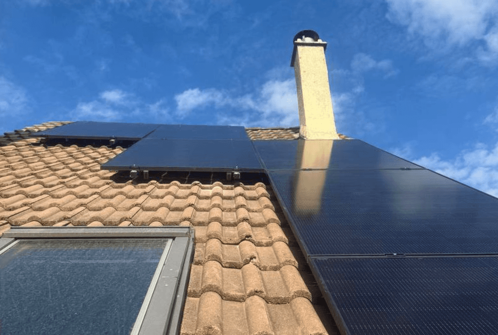 Photo d'une maison à Antony équipée de panneaux photovoltaïques dont l'installation a été faite par Solarock.