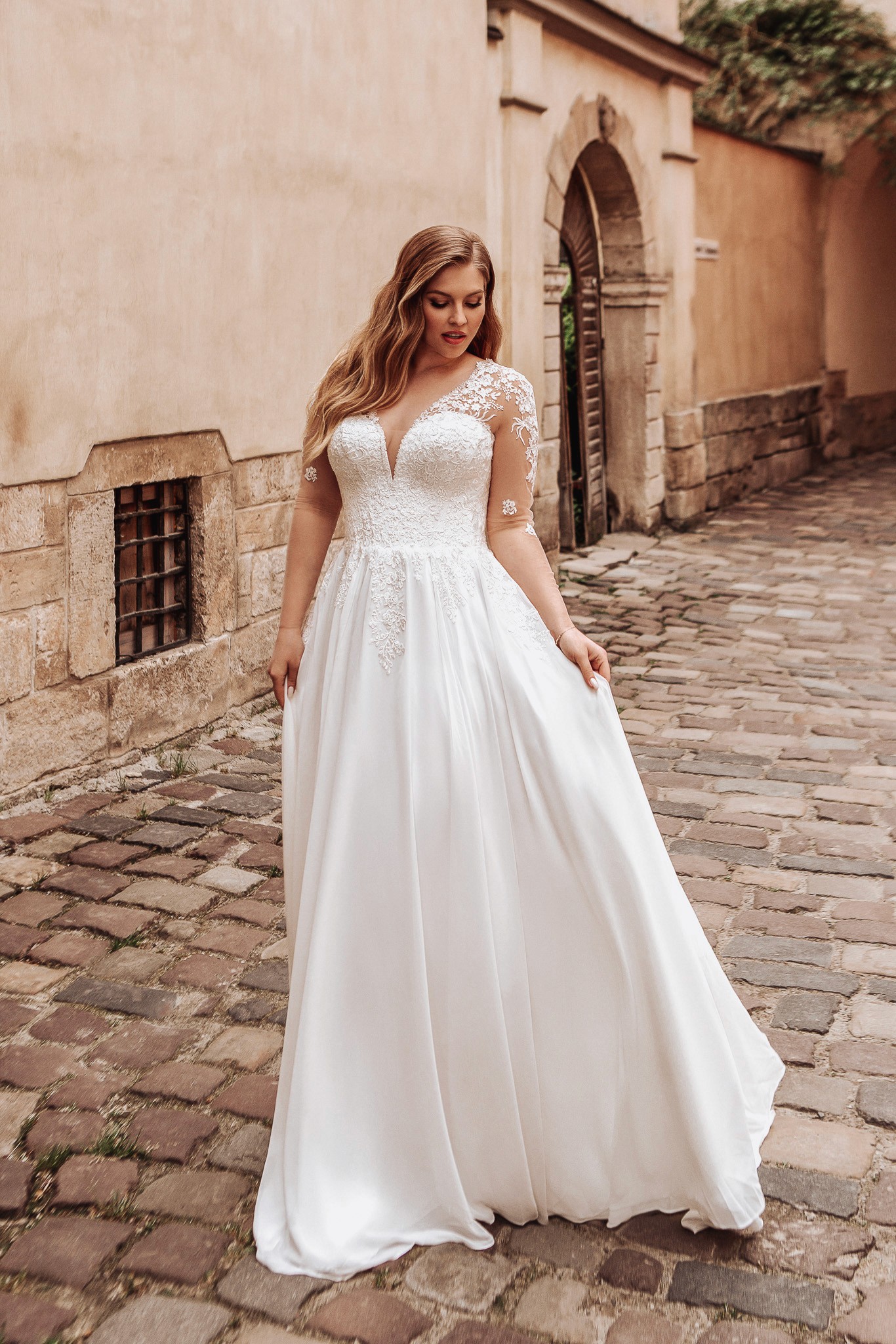 Plus Size Brautkleid mit Charme für das Standesamt