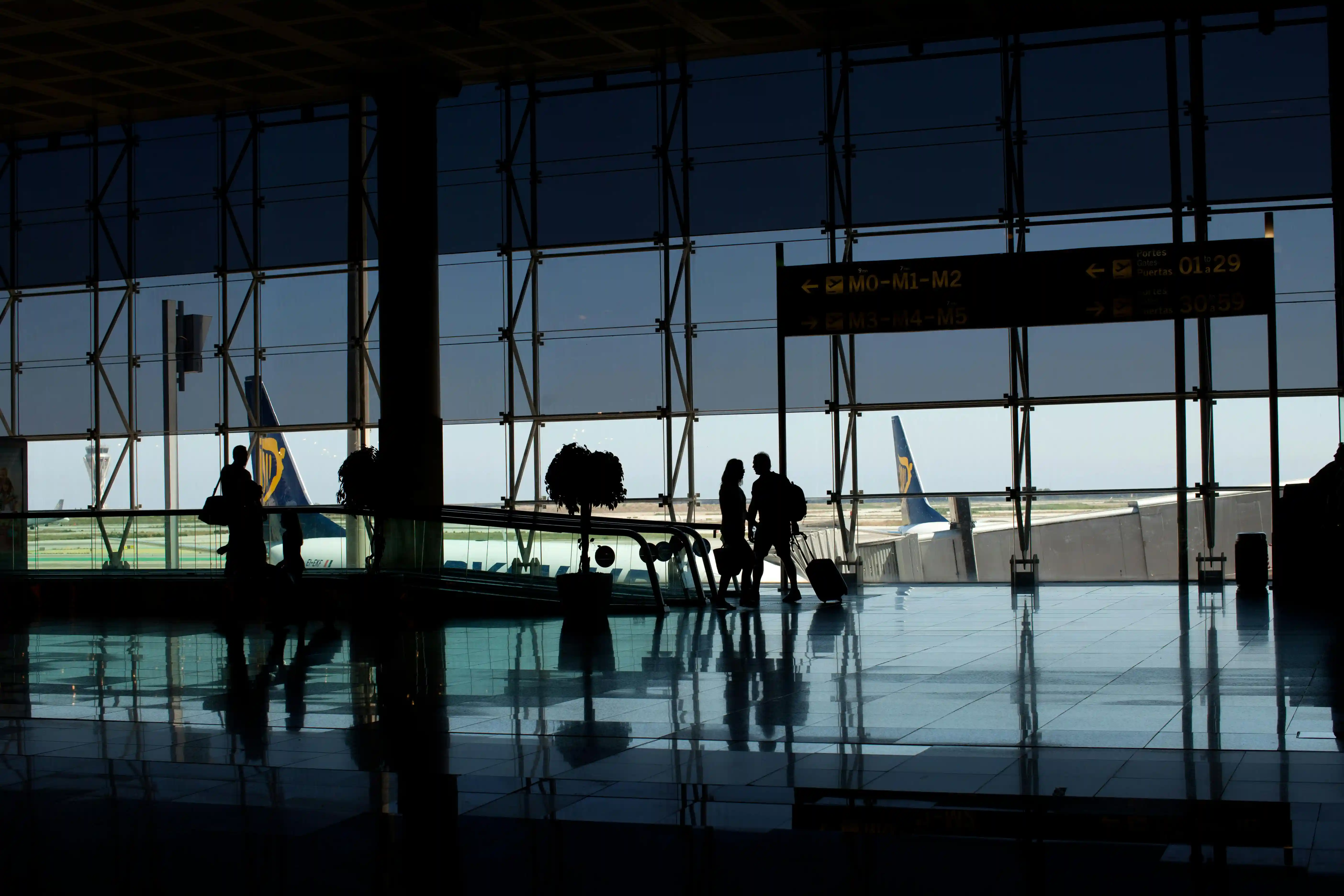 Menschen, die am Flughafen spazieren gehen