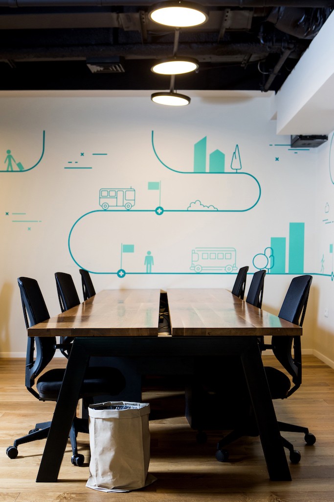 אזור לאונג' (Lounge) אקוסטי עם ריהוט רך – יצירת "אדריכלות רכה" ואינטימיות בתוך חלל עבודה פתוח