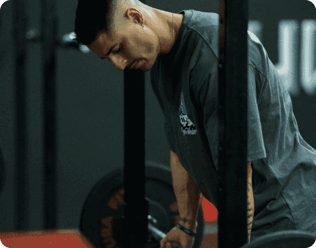 entrenador con barra de peso