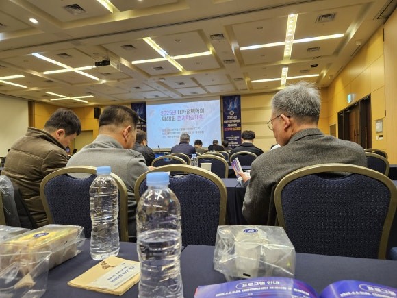 이상준 대표원장이 진료실에 환자와 함께 있다.