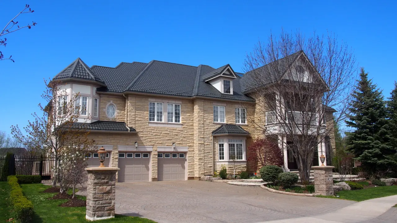 Maison avec toiture métallique à Lanaudière - installation professionnelle