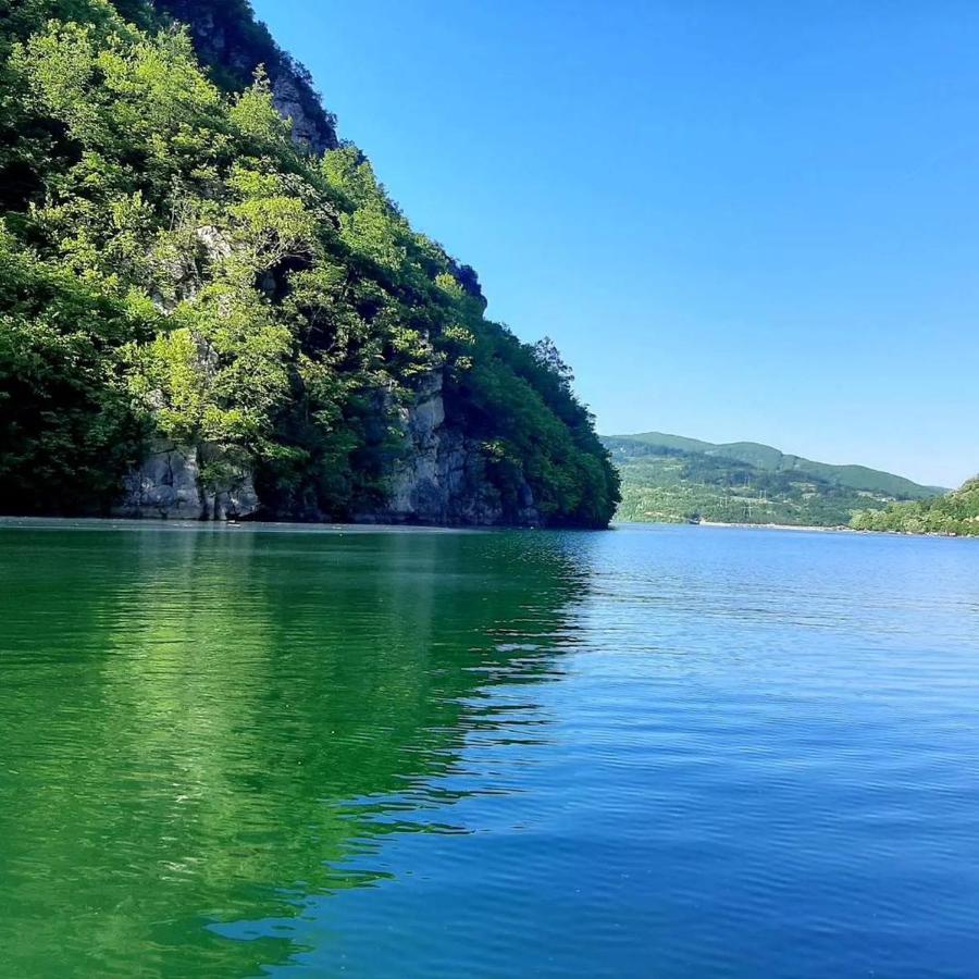 Slika pogleda splava Perucacki raj na Perucackom jezeru