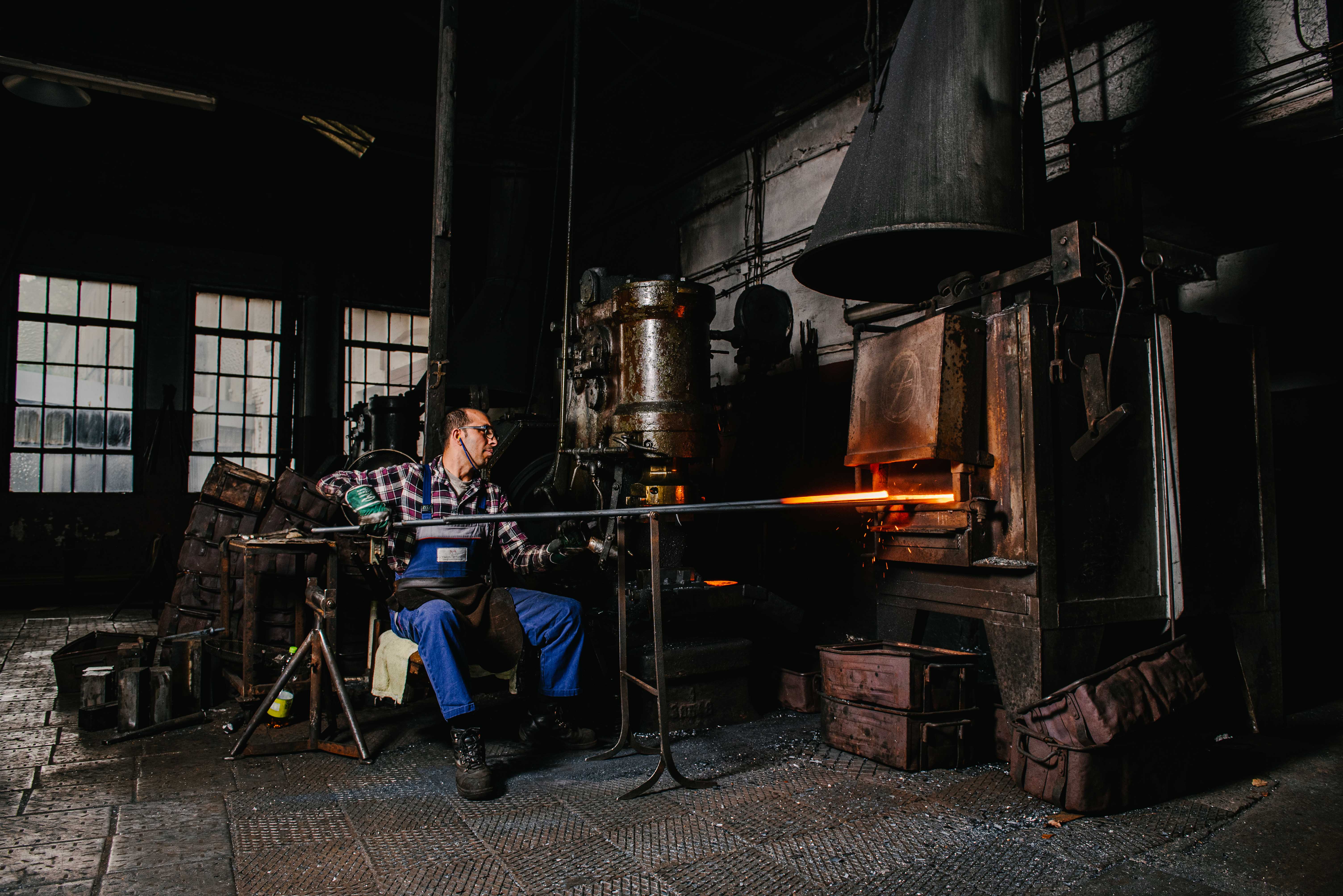 Glühender Stahl im Schmiedeprozess bei August Refflinghaus und Söhne, authentische Industriefotografie.