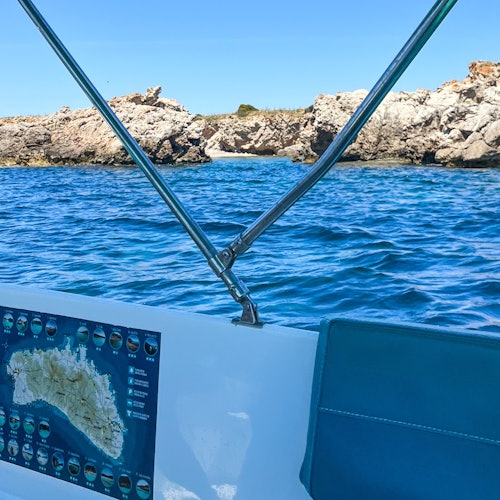 探索梅諾卡北部海岸隱蔽的角落。