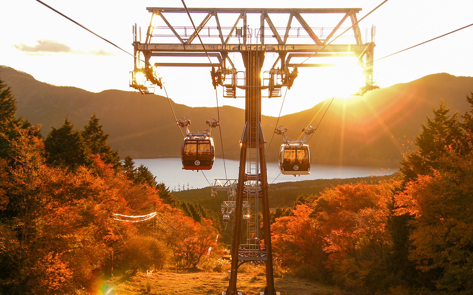 Hakone Free Pass scenic view of Mount Fuji with Lake Ashi and Hakone Shrine in the foreground.